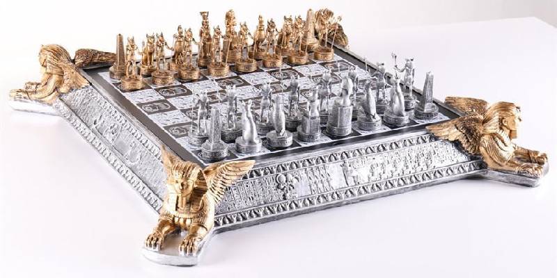 ss-Benefits.jpg" alt=""Silver coloured chess board with silver and golden coloured chess pieces
